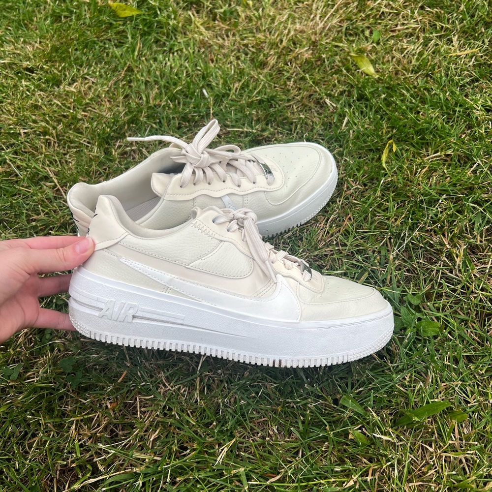Nike Women's Cream Air Force 1 Sneakers